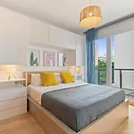 شقة Modern Spacious 3-bedroom With Pool Near *