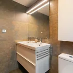 Modern Spacious 3-bedroom With Pool Near شقة