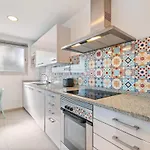 Modern Spacious 3-bedroom With Pool Near شقة