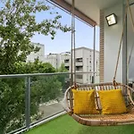 Modern Spacious 3-bedroom With Pool Near شقة برشلونة