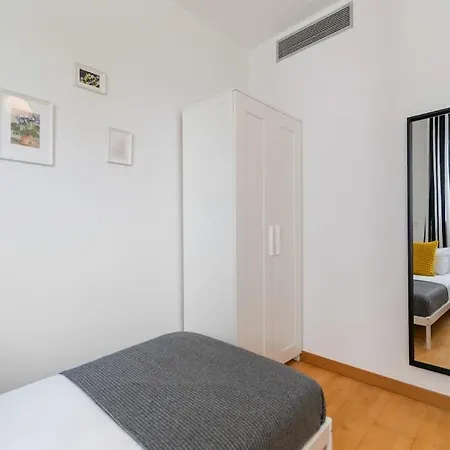 Modern Spacious 3-bedroom With Pool Near