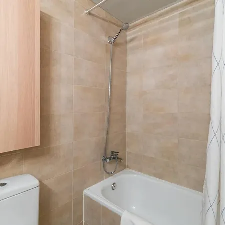 Modern Spacious 3-bedroom With Pool Near