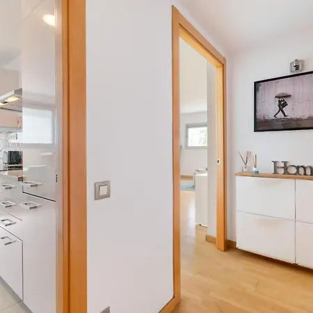 Modern Spacious 3-bedroom With Pool Near Daire
