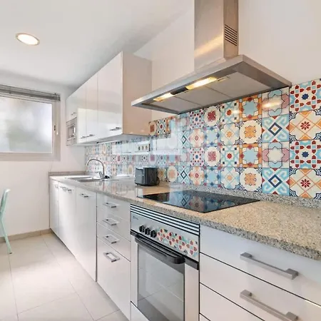 Modern Spacious 3-bedroom With Pool Near Daire