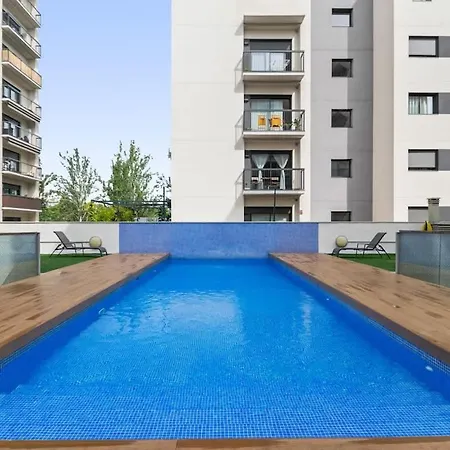 Modern Spacious 3-bedroom With Pool Near