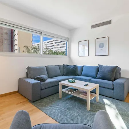 Modern Spacious 3-bedroom With Pool Near برشلونة