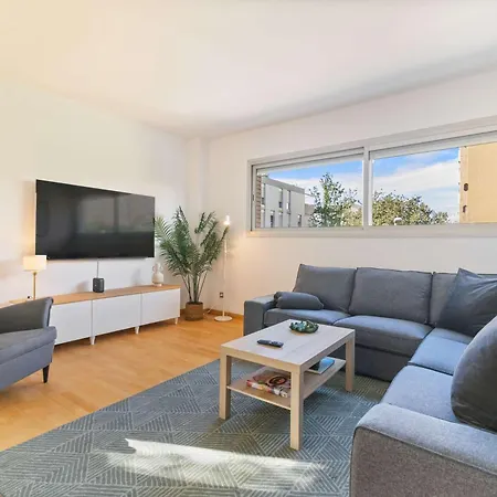 شقة Modern Spacious 3-bedroom With Pool Near برشلونة