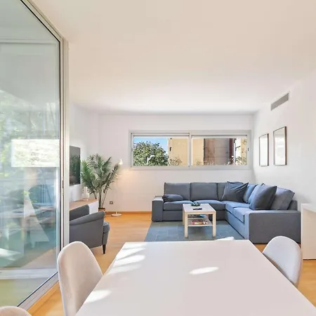 شقة Modern Spacious 3-bedroom With Pool Near